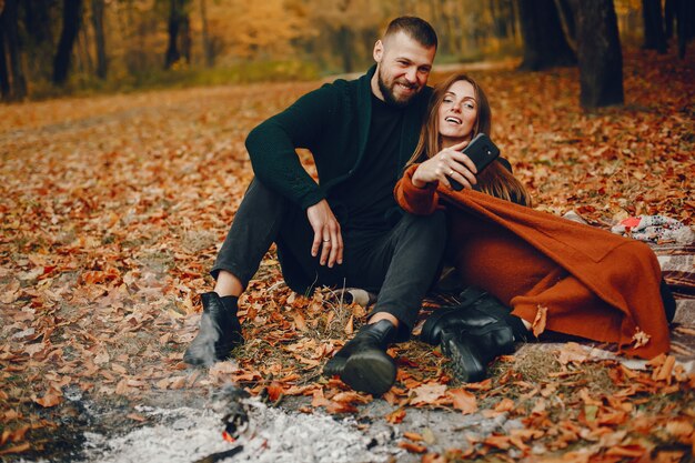 Elegant paar tijd doorbrengen in een herfst park