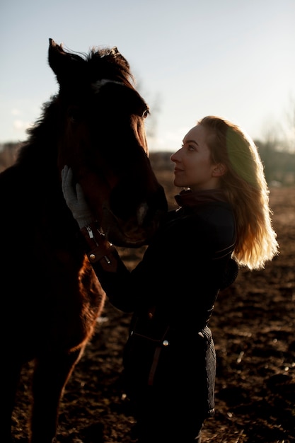 Elegant paardsilhouet tegen dageraadhemel