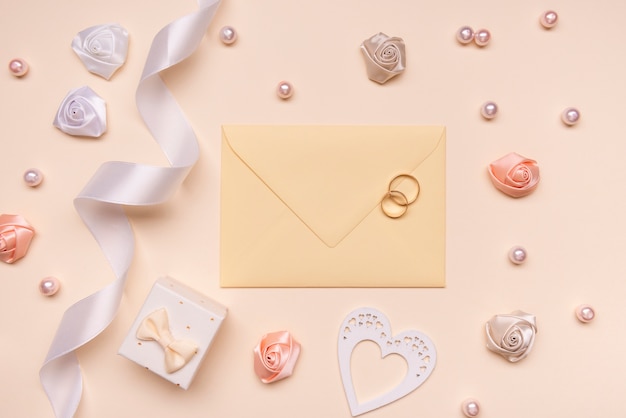 Elegante bruiloft envelop met verlovingsringen