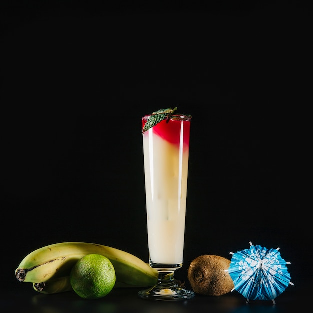 Elegante cocktail en exotisch fruit op zwarte achtergrond