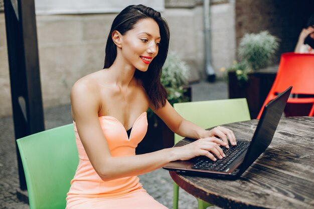 Elegante dame met laptop