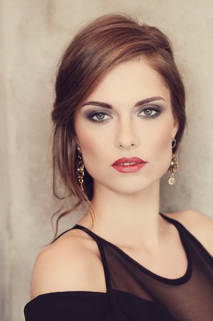 Elegante en glamoureuze vrouw met make-up poseren, mode concept