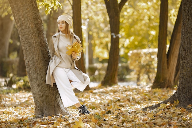 Elegante en stijlvolle meisje in een herfst park