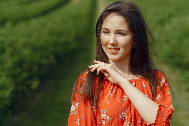 Elegante en stijlvolle meisje in een zomer veld