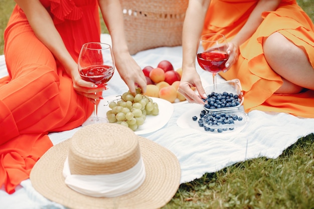 Elegante en stijlvolle meisjes in een zomerpark