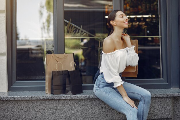 Elegante en stijlvolle meisjes op straat met boodschappentassen