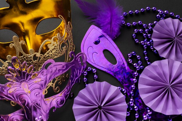 Elegante gouden en violette maskers bovenaanzicht