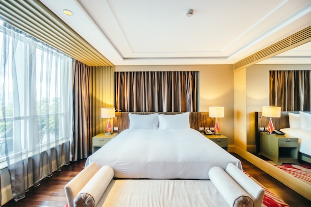 Elegante hotel kamer met een groot bed
