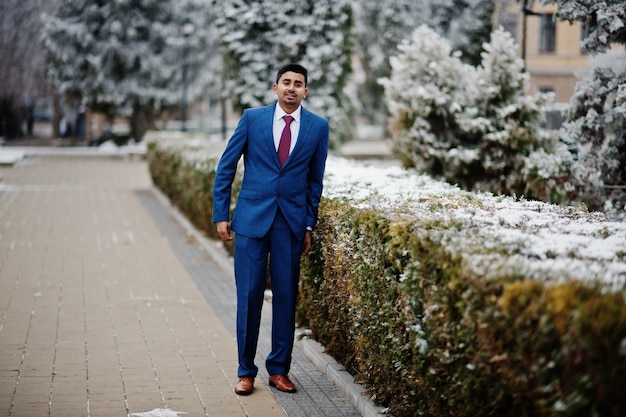 Elegante Indiase modieuze man model op pak geposeerd op winterdag