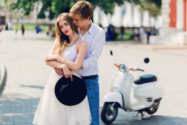 Elegante jonge paar verliefd knuffelen, wandelen in de oude europese stad