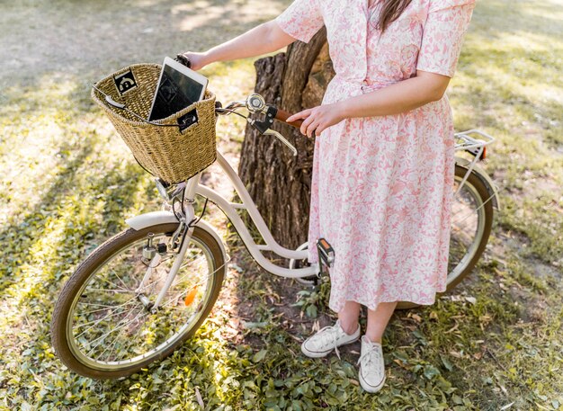 Elegante jonge vrouw poseren met fiets