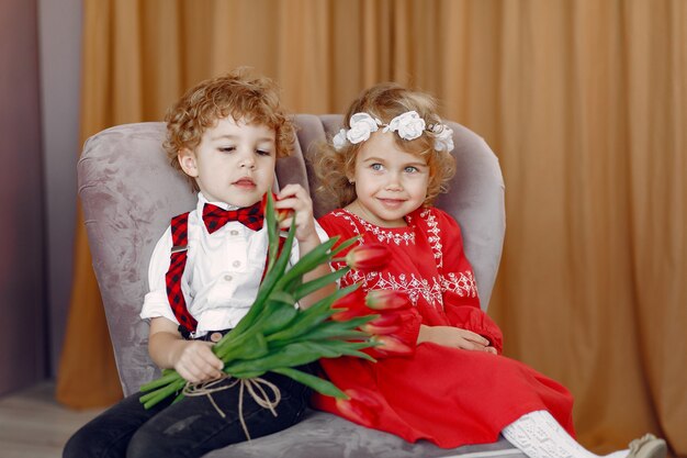 Elegante kleine kinderen met boeket van tulp