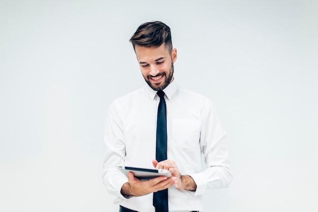 Elegante man lachend tijdens het kijken naar een tablet
