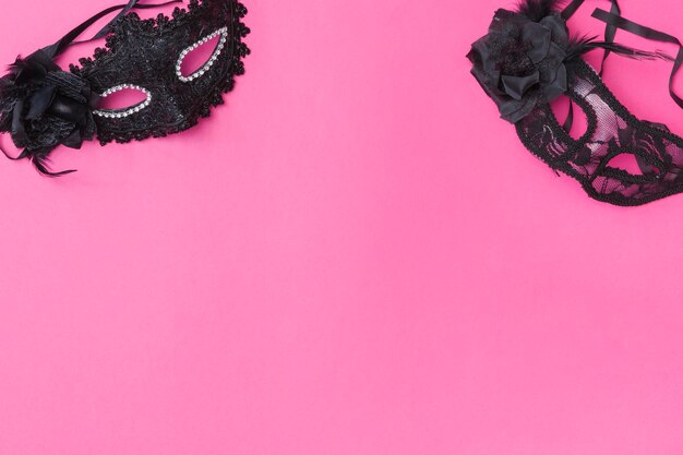 Elegante maskers op roze