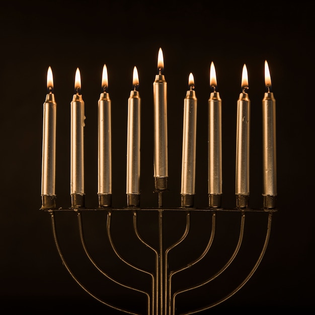 Gratis foto elegante menorah met gouden kaarsen