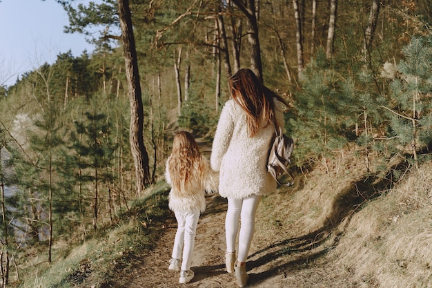 Elegante moeder met dochter in een zomer forest