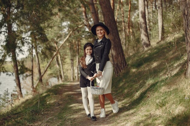 Elegante moeder met dochter in een zomer forest