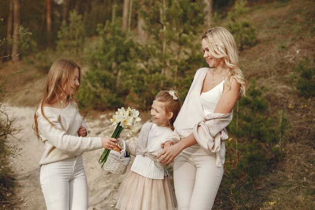 Elegante moeder met kinderen in een zomer forest