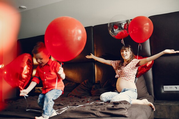 Elegante moeder met kleine zoon in een bed