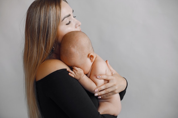 Elegante moeder met schattige kleine dochter