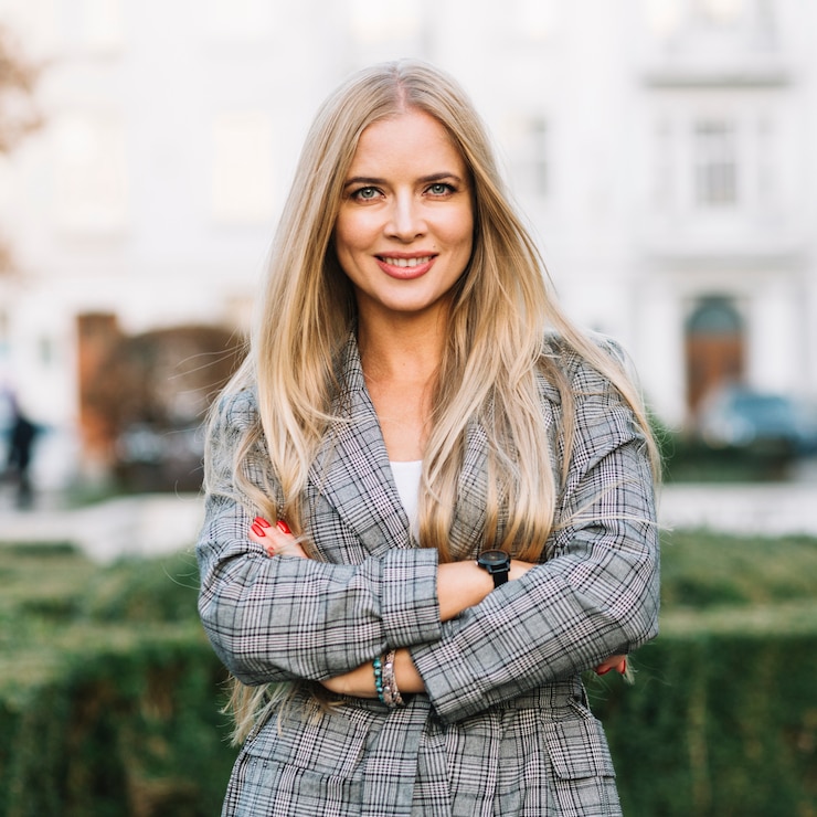 Gratis Foto elegante onderneemster met gekruiste wapens