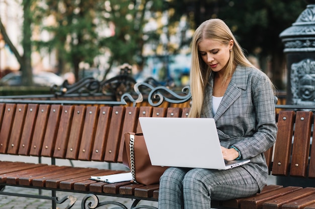 Gratis foto elegante onderneemsterzitting op bank