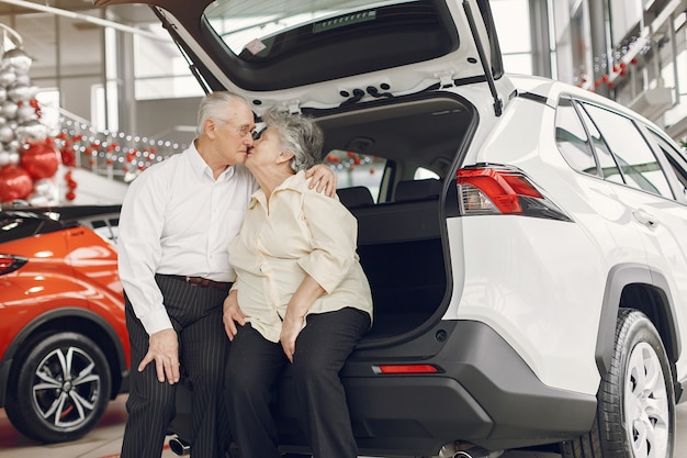Elegante oude paar in een auto salon