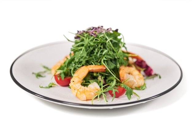 Elegante plaat met verse smakelijke salade