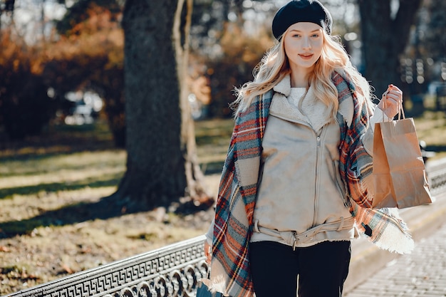 Elegante schattige blonde wandelen in een stad