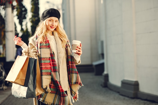 Elegante schattige blonde wandelen in een stad