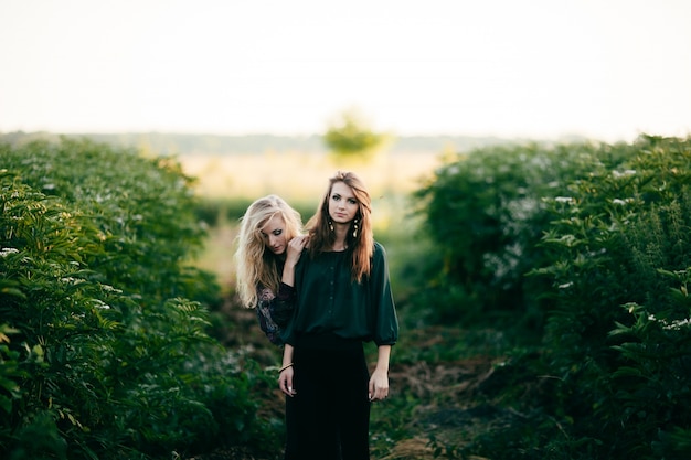 elegante staande schattige vrouwen vrouwelijke