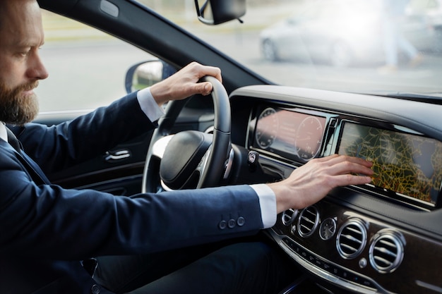 Elegante uber-chauffeur die taxirit geeft