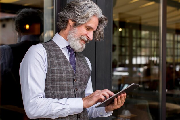 Elegante volwassen mannelijke doorbladertablet