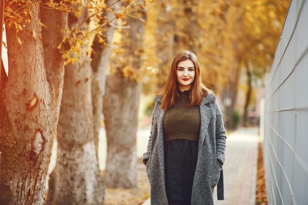 Elegante vrouw in een herfststad