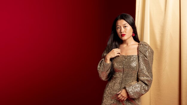 Elegante vrouw in jurk poseren voor Chinees Nieuwjaar
