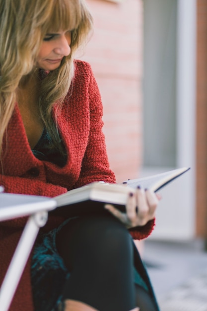 Gratis foto elegante vrouw leesboek