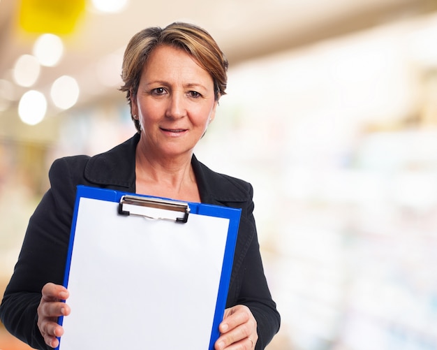 Gratis foto elegante vrouw met een poster