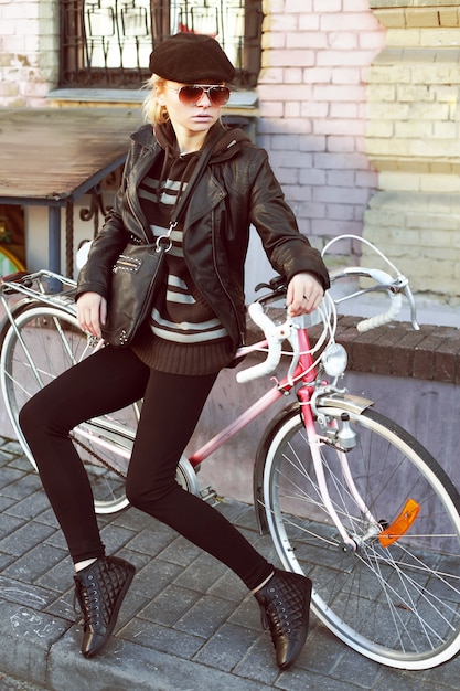 Elegante vrouw met zwarte handtas zitten op haar fiets