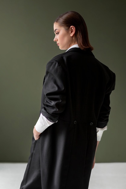Gratis foto elegante vrouwelijke model poseren in een jasje met een stropdas. nieuw vrouwelijkheidsconcept