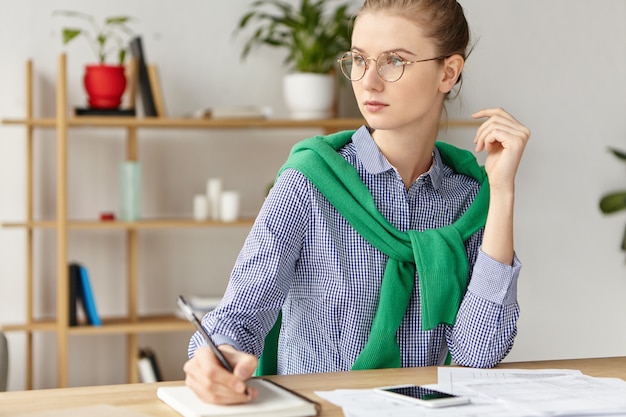 Elegante zakenvrouw formeel gekleed