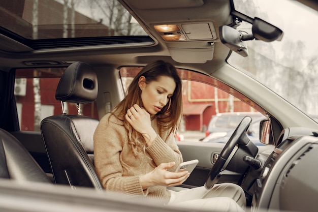 Elegante zakenvrouw zitten in een auto