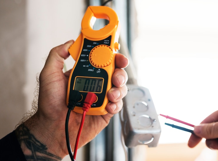 Gratis Foto elektricien werkt