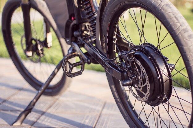 Elektrisch fiets motorwiel close-up met pedaal en achter schokdemper