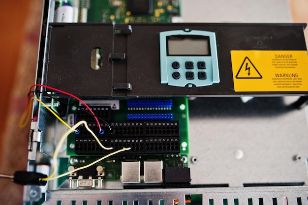 Elektrisch paneel elektrische meter en stroomonderbrekers Elektrische frequentieomvormer motor snelheidsregelaar herwerkstation