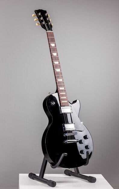 Elektrische gitaar op grijze achtergrond