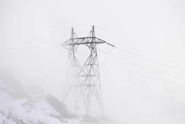 Elektrische paal op een mistige dag