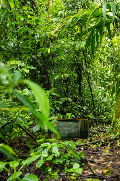 Gratis foto elektronisch apparaat midden in de natuur