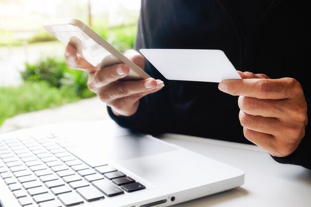 Elektronisch internet winkelen rustende telefoon vrouw