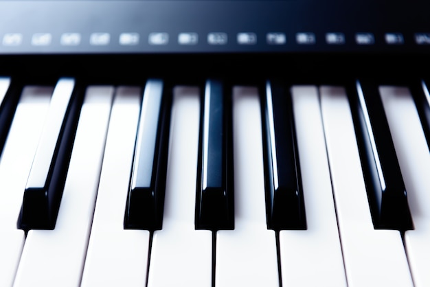 Elektronisch pianotoetsenbord voor het spelen en opnemen van muziek in de studio