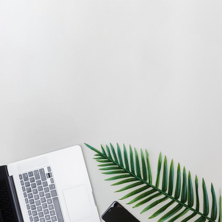 Gratis Foto elektronische apparaten en vers groen blad op heldere achtergrond
